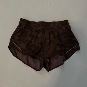 Lululemon hotty hot low rise camo shorts size 8 reg